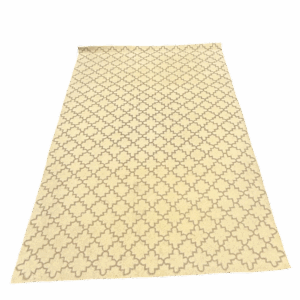 Alfombra beige con diseño geométrico