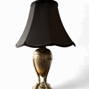 Lámpara de mesa clásica con base metálica y pantalla negra