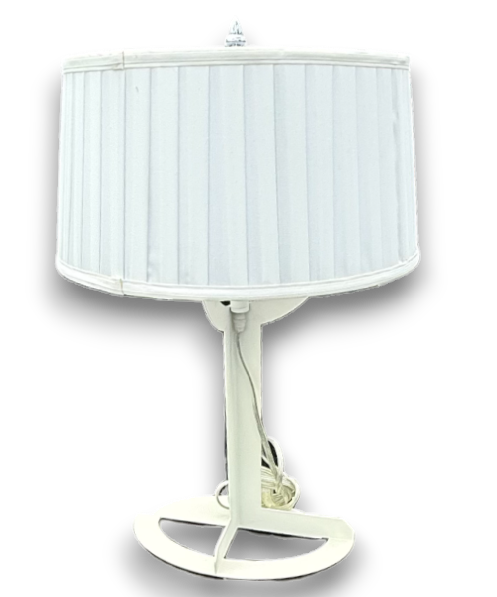 Lámpara de mesa blanca con pantalla cilíndrica