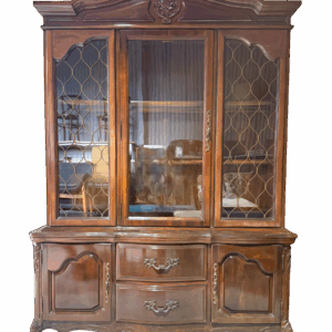 Vitrina Clásica de Madera Tallada