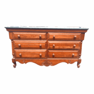 Cómoda clásica de madera con mármol