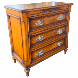 Cómoda clásica de madera con herrajes