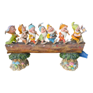 Figura decorativa siete enanitos sobre tronco